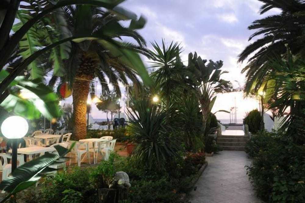 Hotel Mondial 18/25