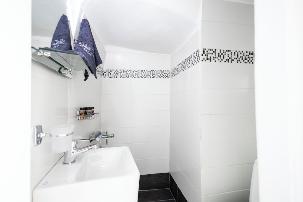 White Side Suites 46/50
