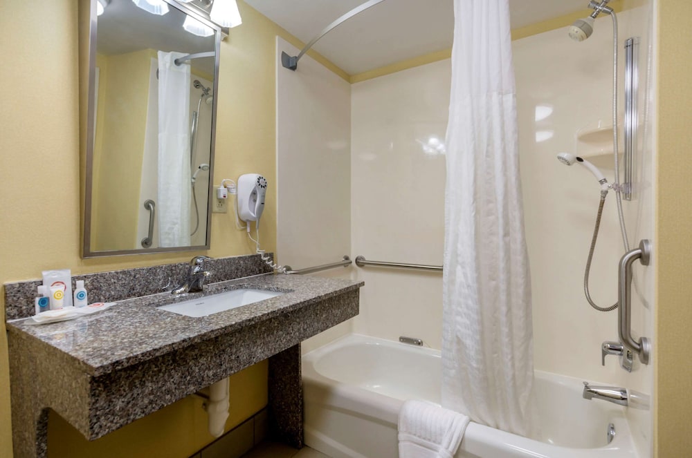 غرفة قياسية بسرير كينج، Comfort Inn and Suites Hillsville I-77 5/5