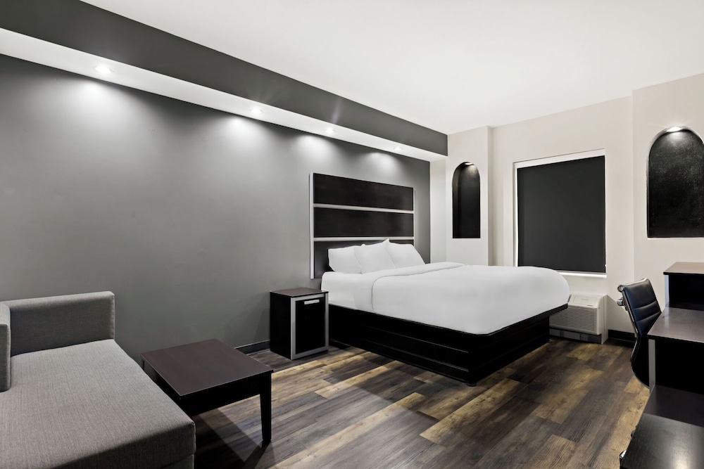 Sonesta Essential Savannah 15/50