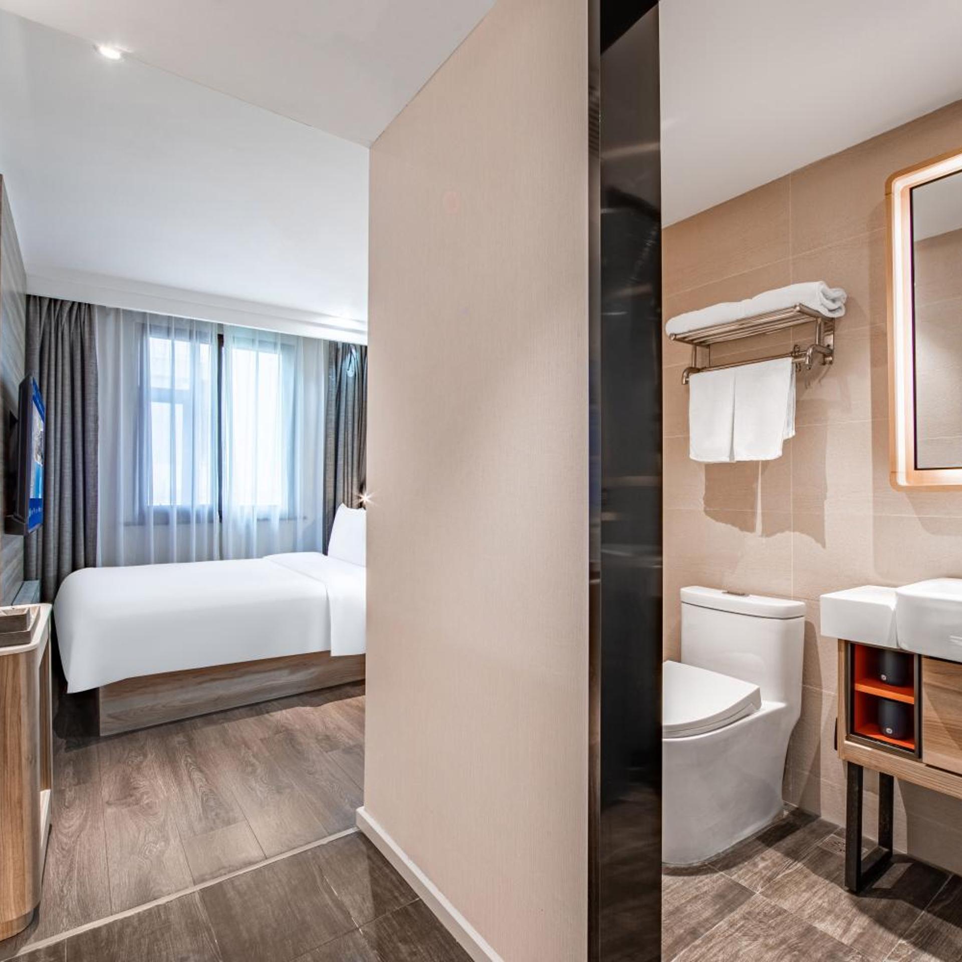 HanTing Premium Hotel (Shanghai Loushanguan Road Subway Station) 48/50