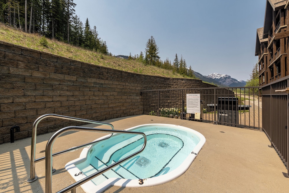 The Palliser Lodge 18/29