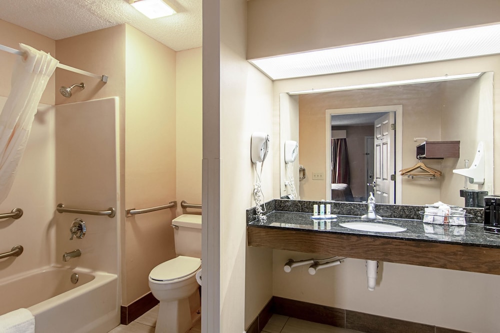 Quality Inn Thomaston 12/37