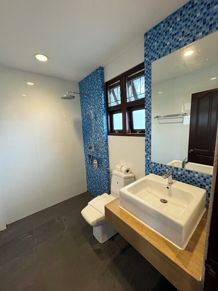 SUPERIOR, SUITE, VILLA, NEAR BUILDING