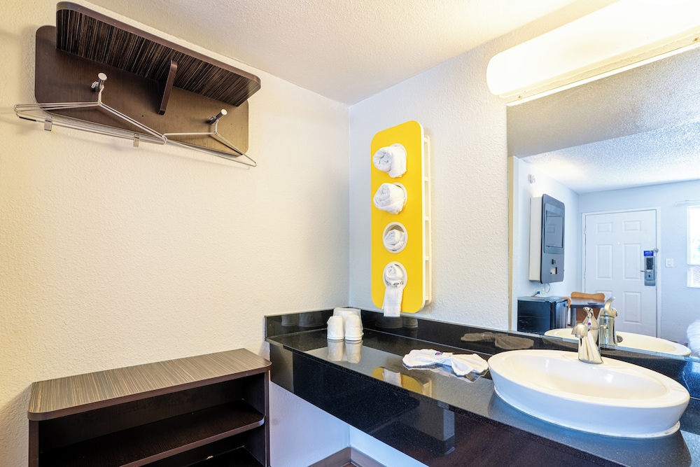 Motel6 Pleasanton, CA 62/63