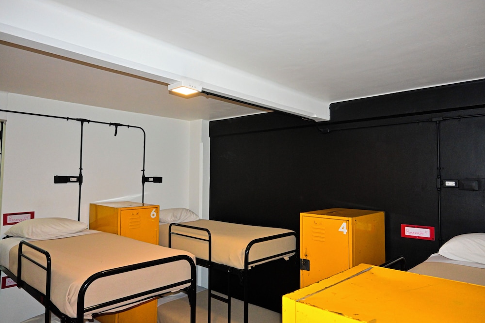 MIXED DORM, SHARED BATHROOM