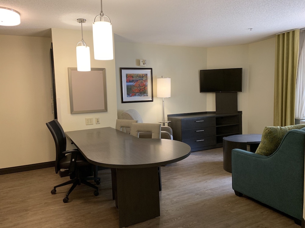 CANDLEWOOD SUITES RALEIGH CRABTREE 52/57