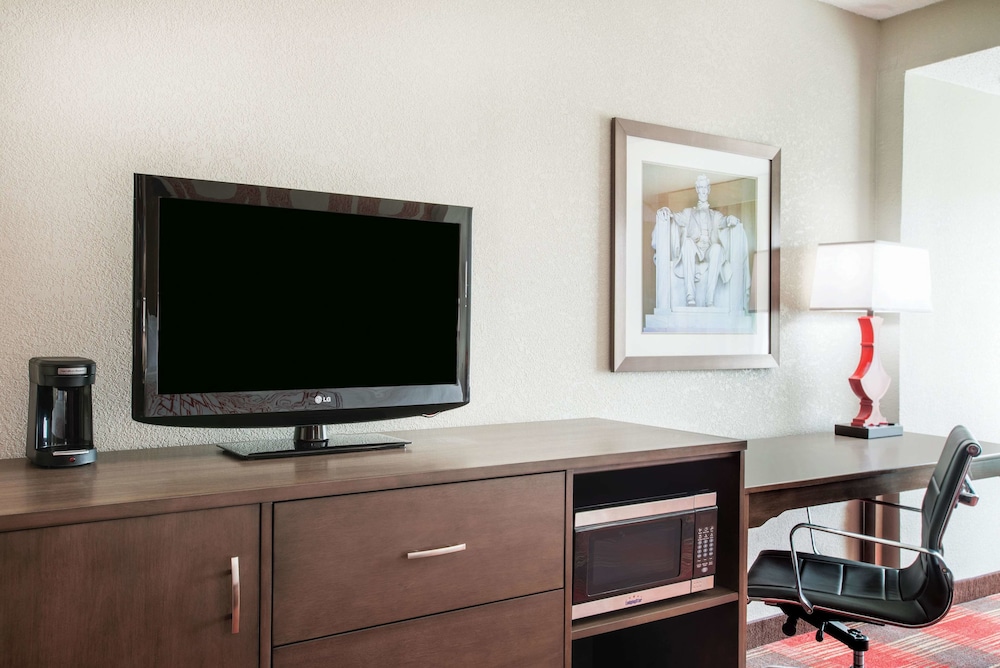 La Quinta Inn & Suites by Wyndham DC Metro Capital Beltway 40/55