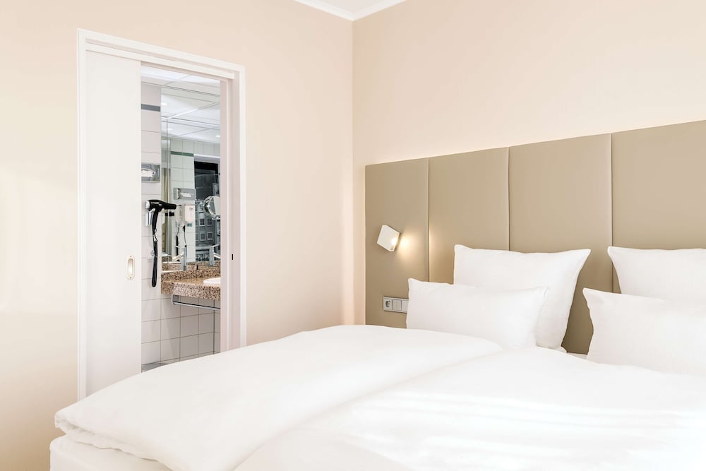 SUITE, WITH EXTRA BED