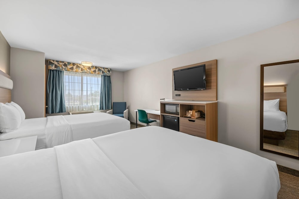 غرفة قياسية بسريرين كوين، Econo Lodge Inn & Suites Santa Fe, NM 3/10