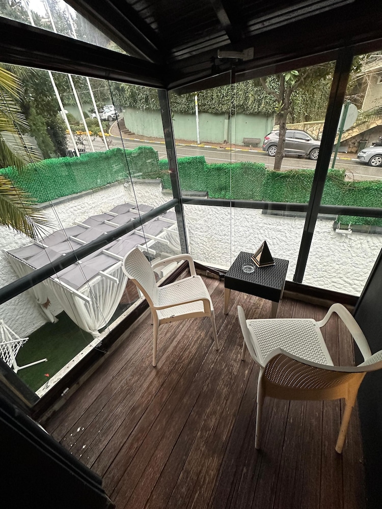 City, Queen Bed, Pool View, Smoking