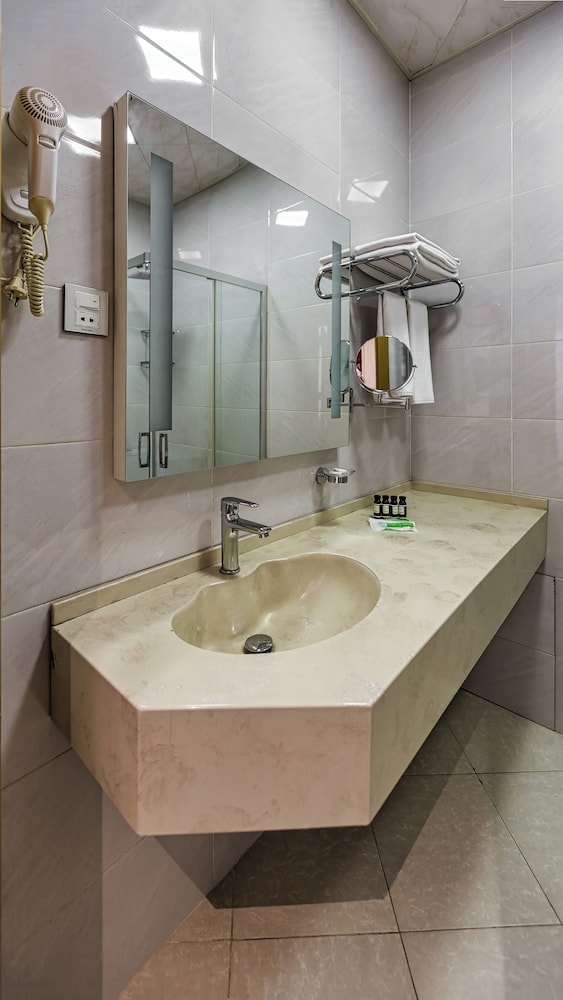 Metro City Hotel 41/44