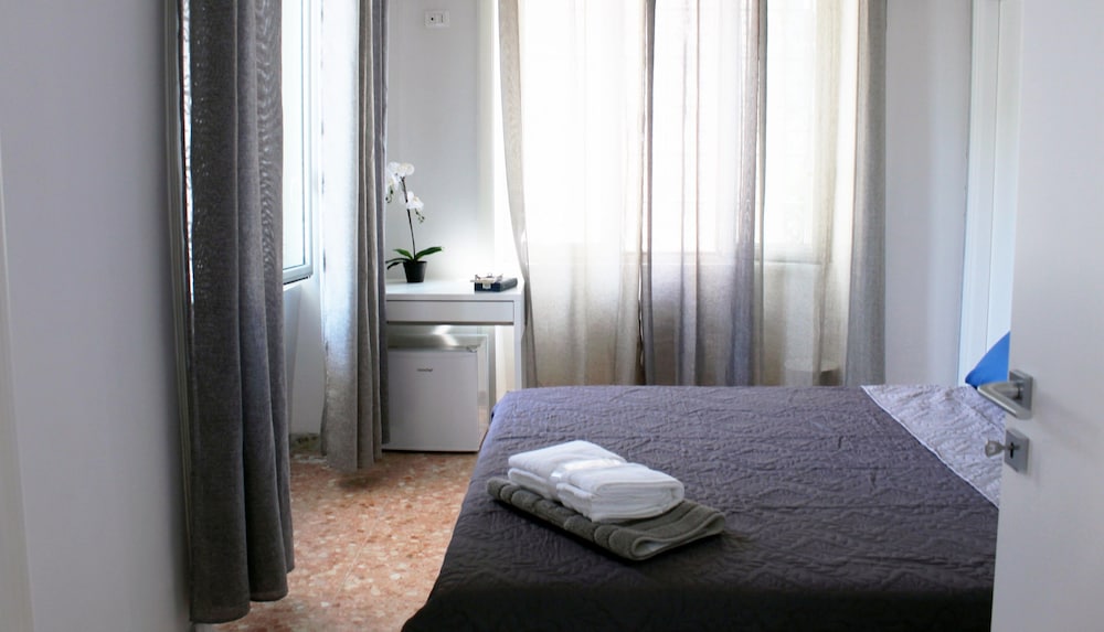 ROOM, DOUBLE BED