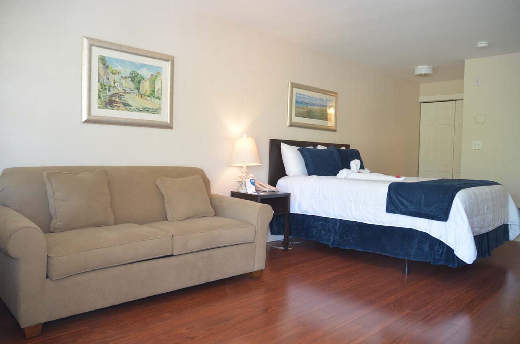 Courtyard, King Bed