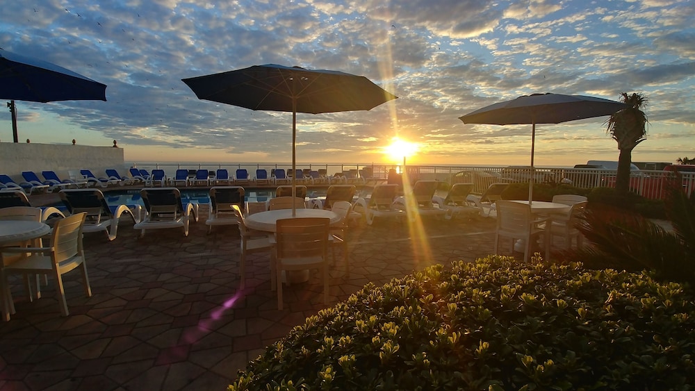 Tropical Winds Resort 38/50