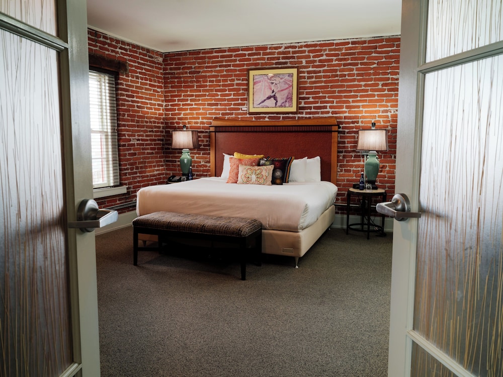 PRESIDENTIAL, SUITE, KING BED, SOFA, JETTED TUB