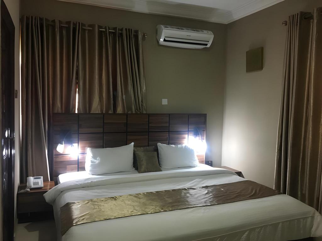 Momak 5 Hotel And Suites 5/18