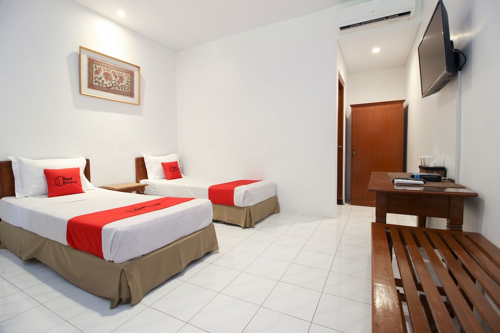 Reddoorz Plus Near Alun Alun Selatan 2 11/32