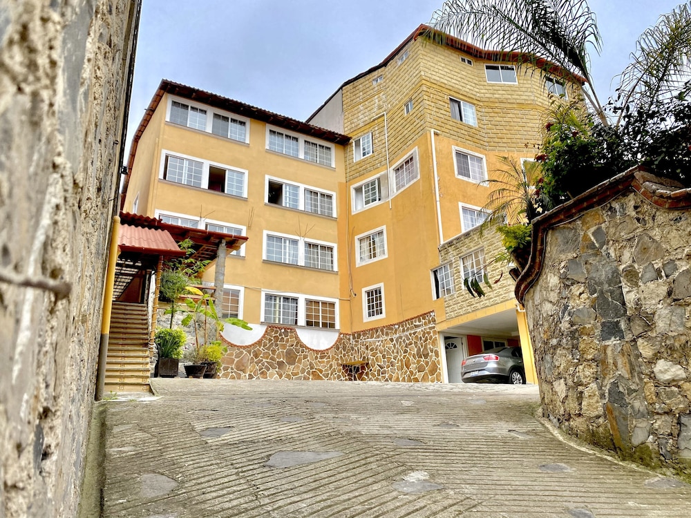 Hotel & Suites Cerro Rojo 63/68