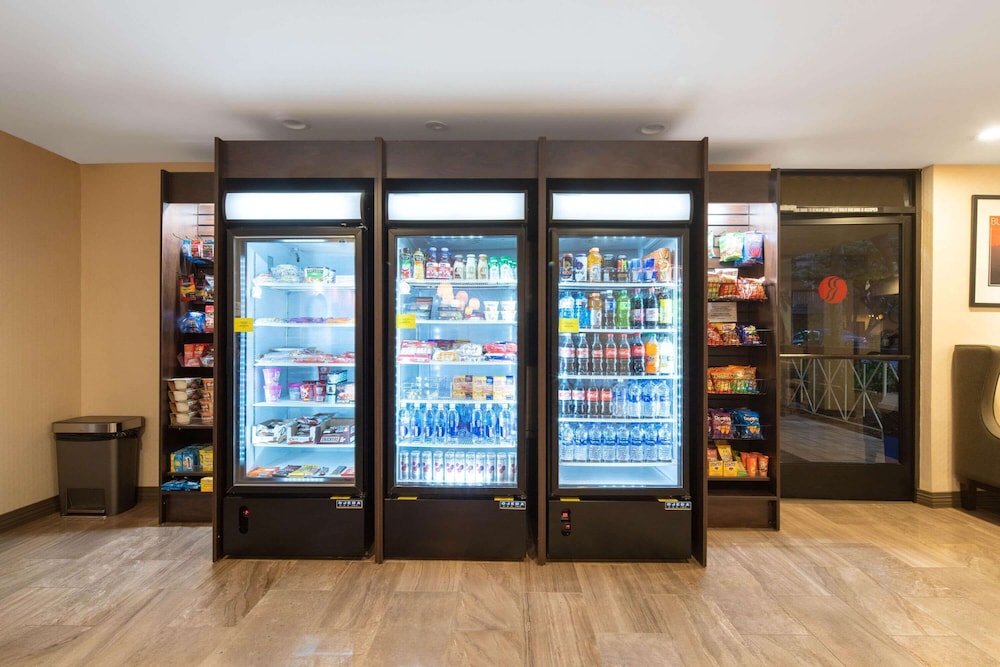 Ramada by Wyndham Burbank Airport 27/51