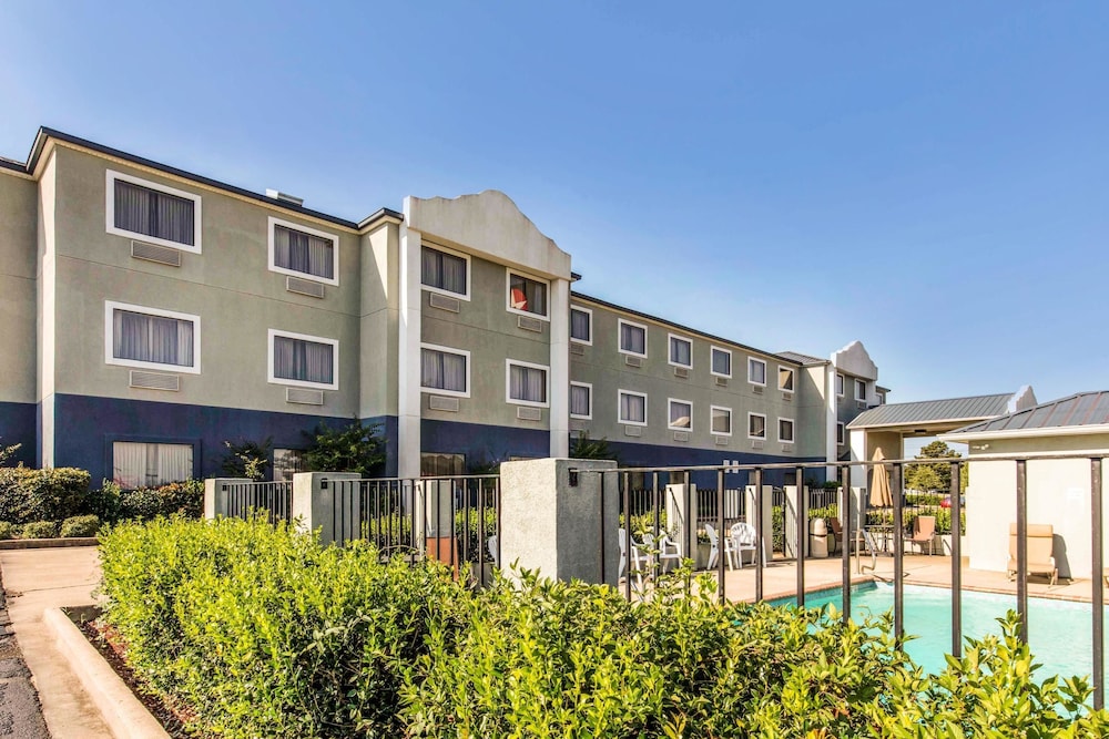Quality Inn and Suites Pearl-Jackson 4/36
