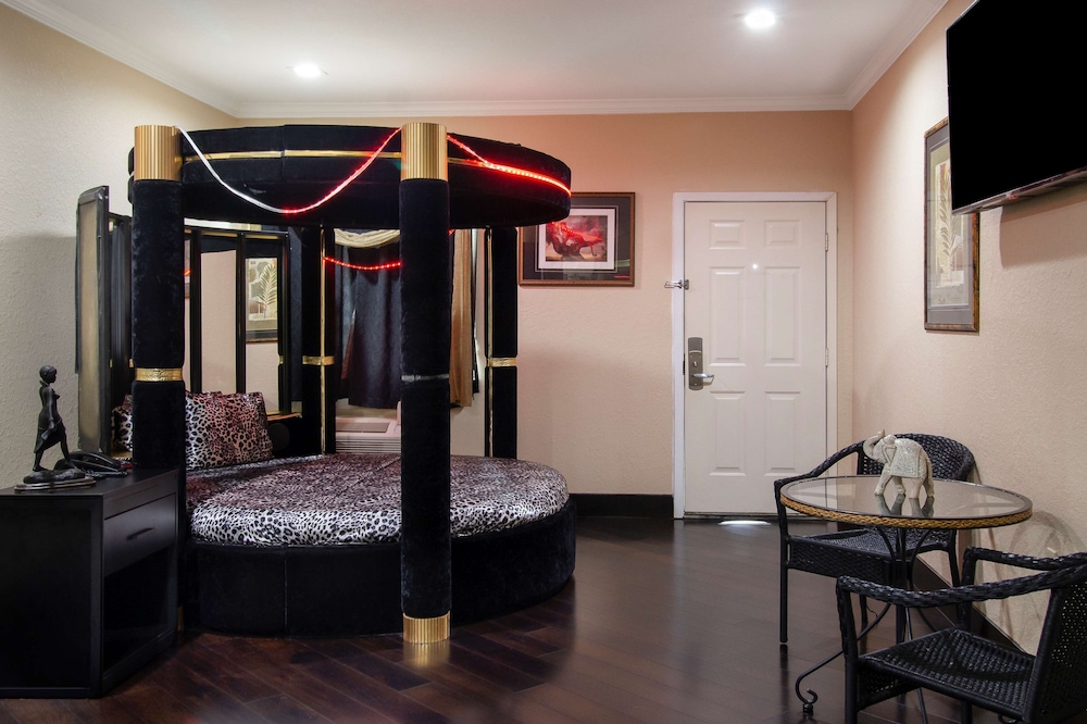 Americas Best Value Platinum Inn Suites 15/24