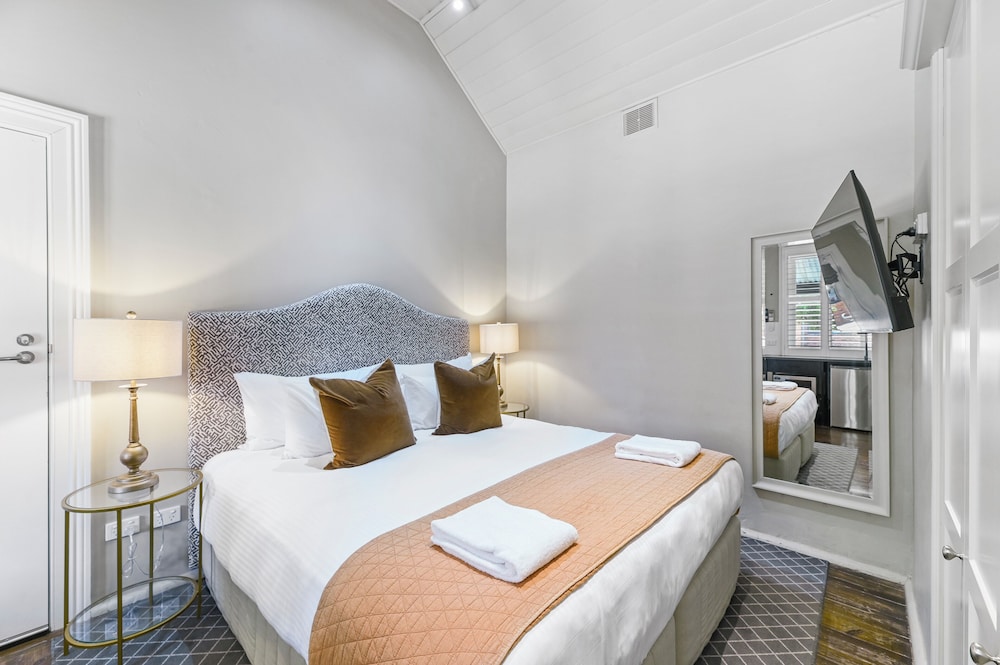 Compact, Mini, Suite, King Bed