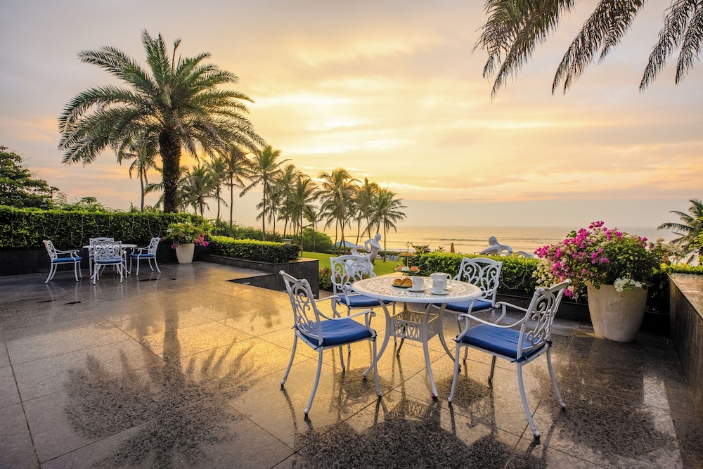 MAYFAIR Palm Beach Resort 46/74