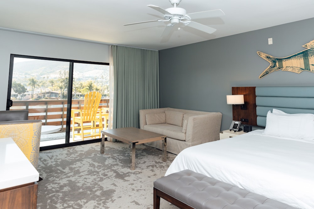 Lakehouse Hotel and Resort 30/100