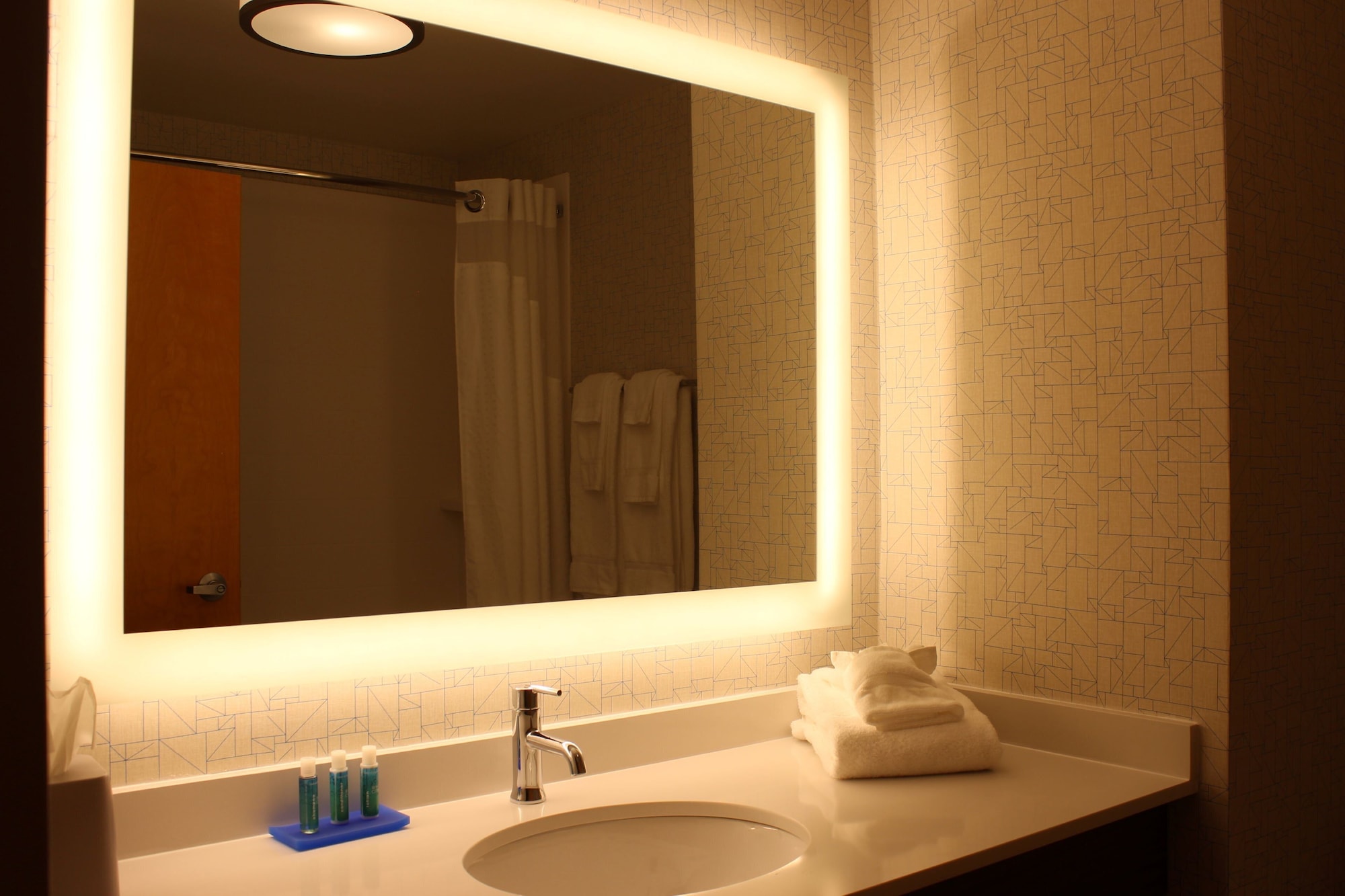 غرفة قياسية بسرير كينج، Holiday Inn Express Forest City 2/3