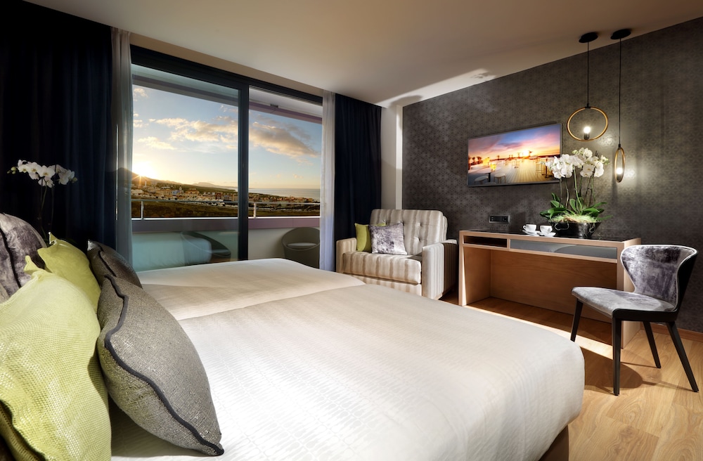Classic, Single, King Bed, Resort View