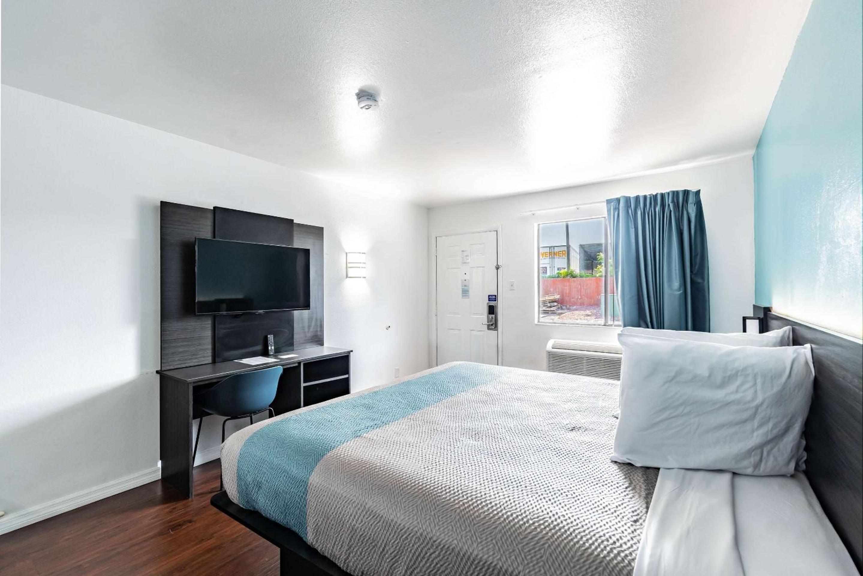 غرفة بسرير كينج لذوي الإعاقة، Motel6 Tampa, FL 2/10