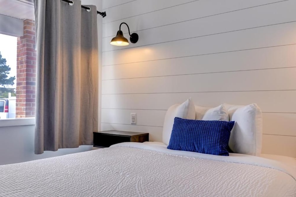 Bedtime Inn & Suites 17/28