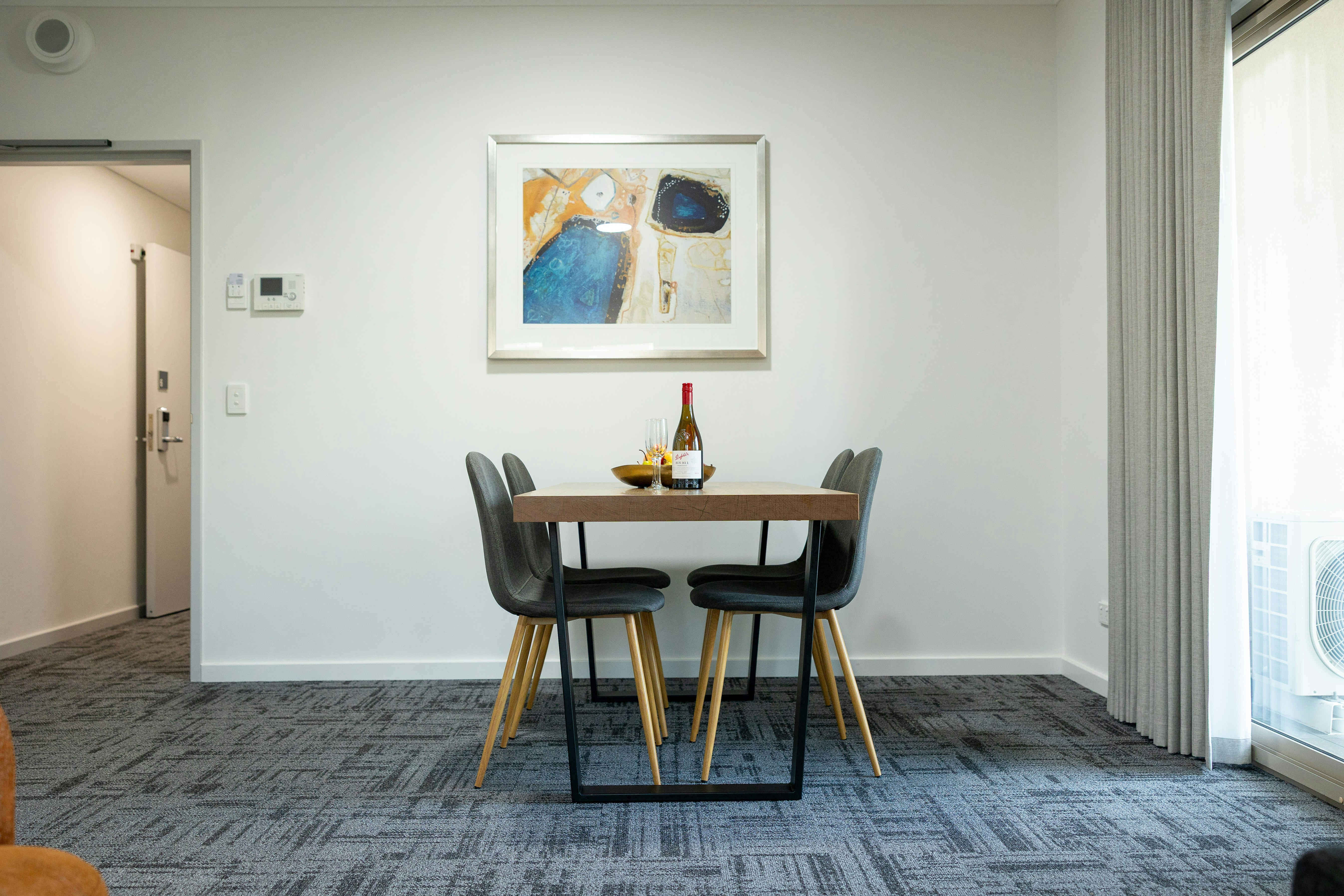 Baileys Serviced Apartments 11/76