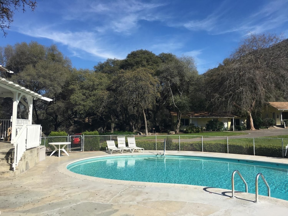 Lazy J Ranch-Americas Best Value Inn 37/52