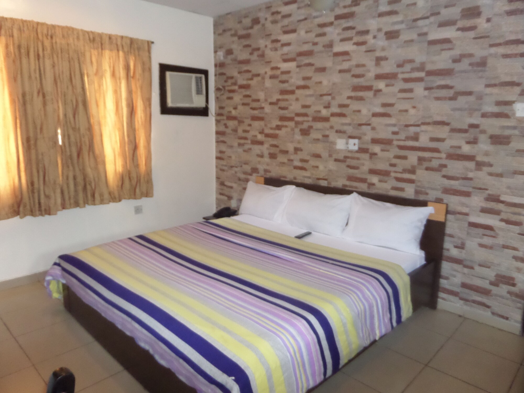 ROOM, DOUBLE BED