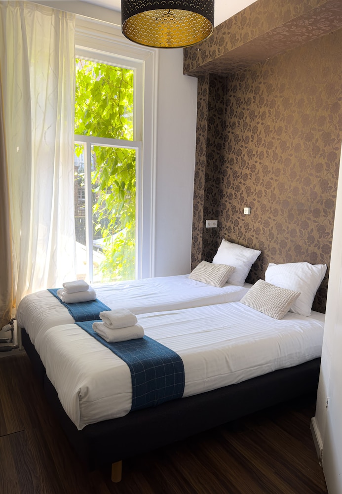 BASIC, TWIN BEDS