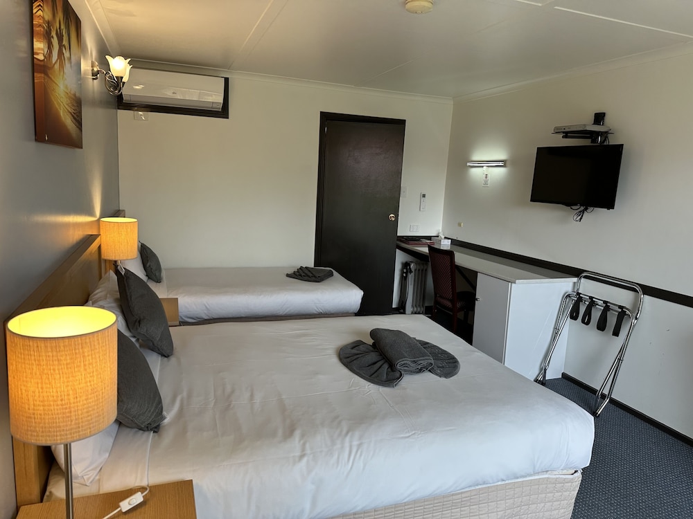 Statesman Motor Inn 18/47