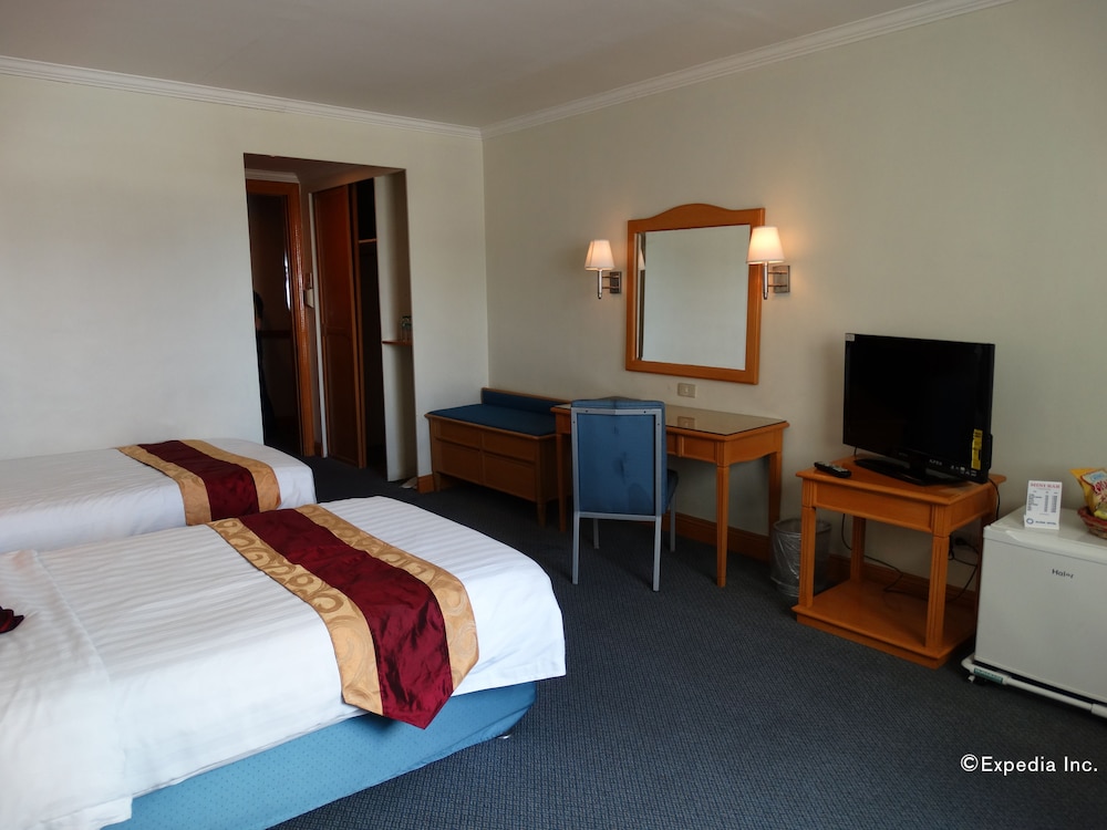 Aloha Hotel 8/48