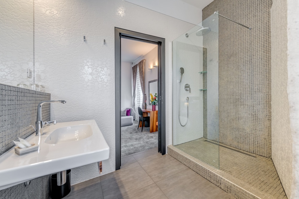 Starlight Luxury Suites 36/40