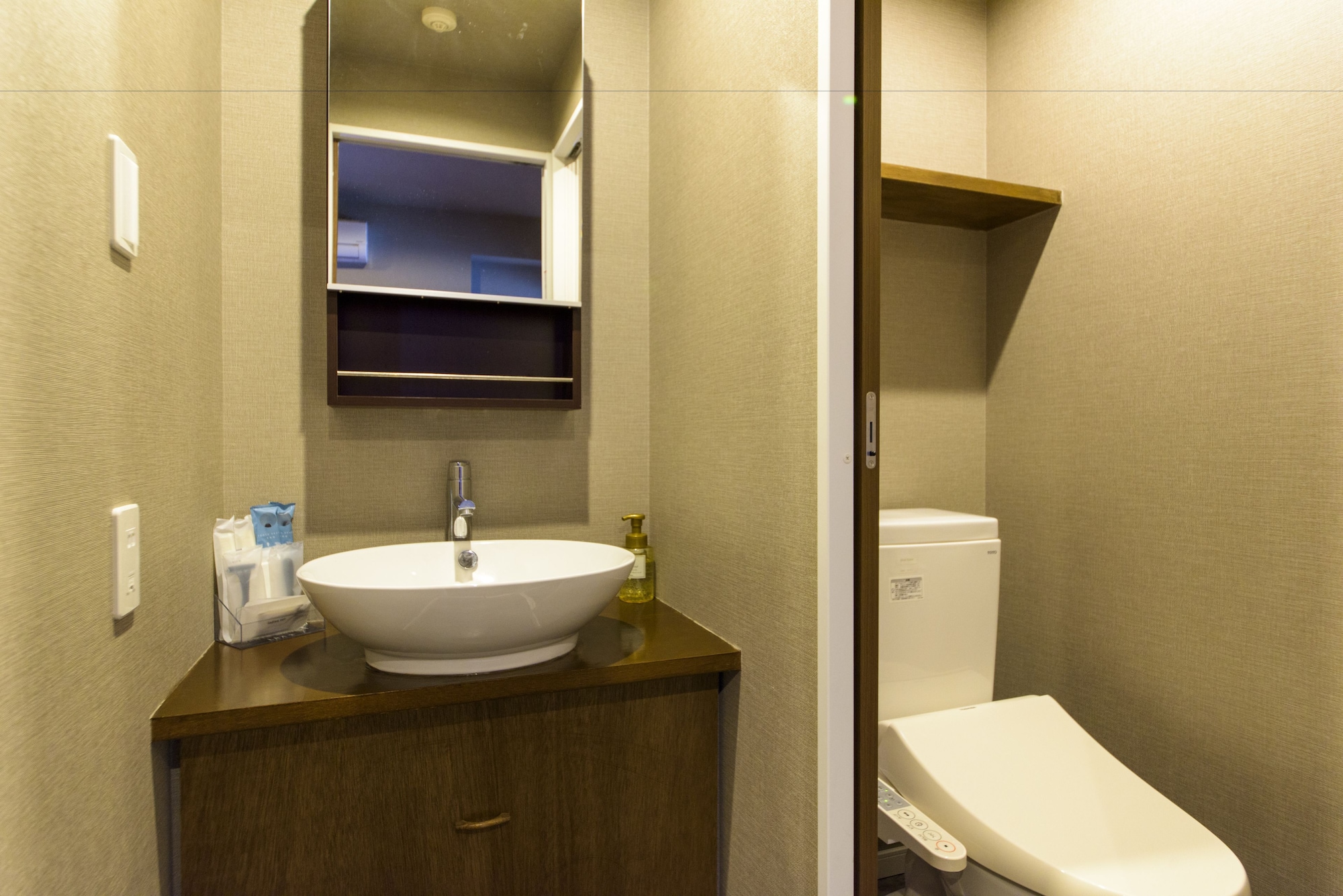 غرفة أساسية بسرير مزدوج