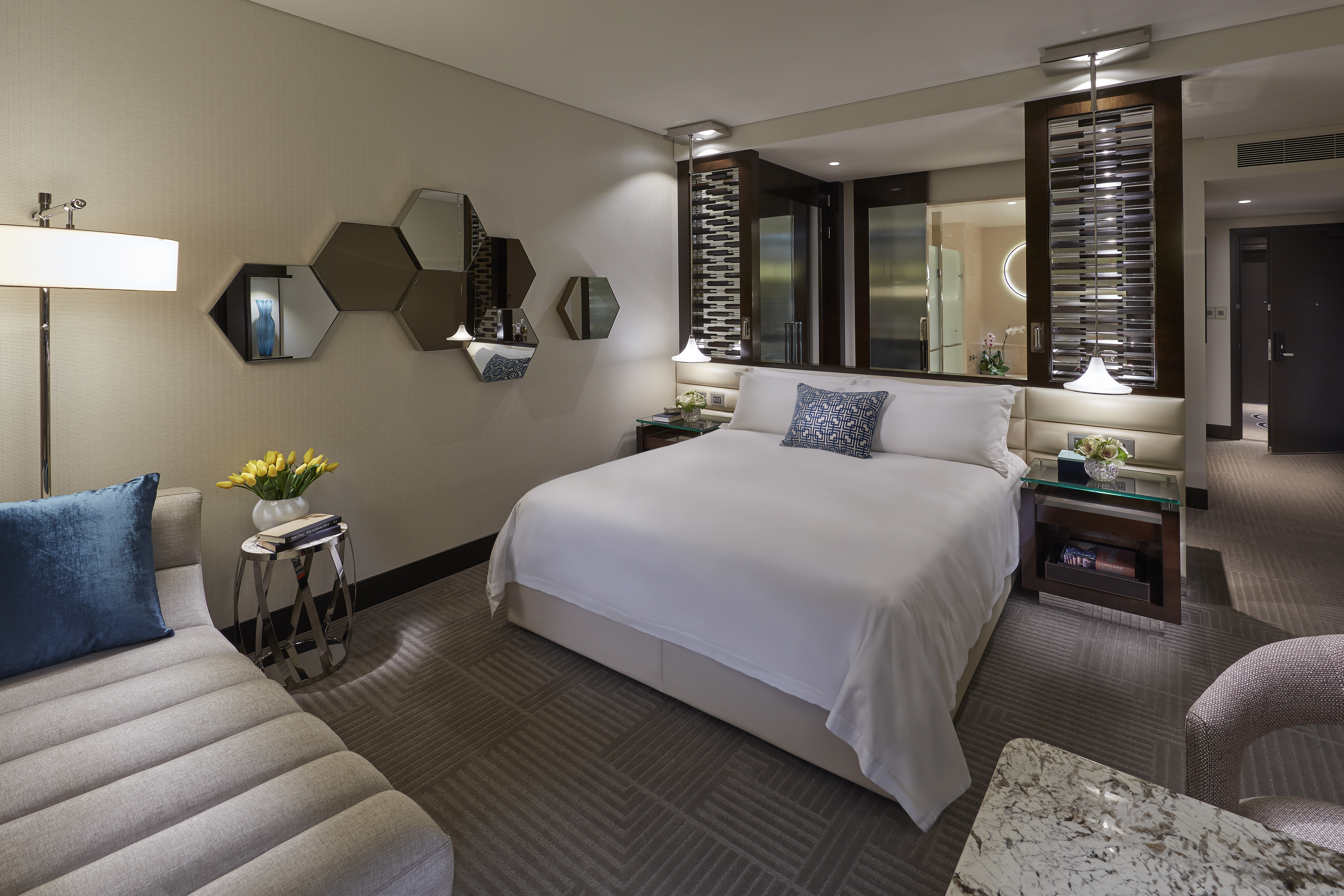 DELUXE, KING BED