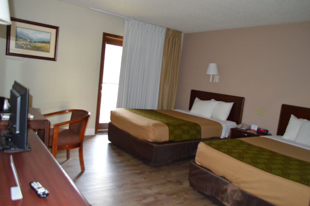 Econo Lodge Inn and Suites On The River 15/61