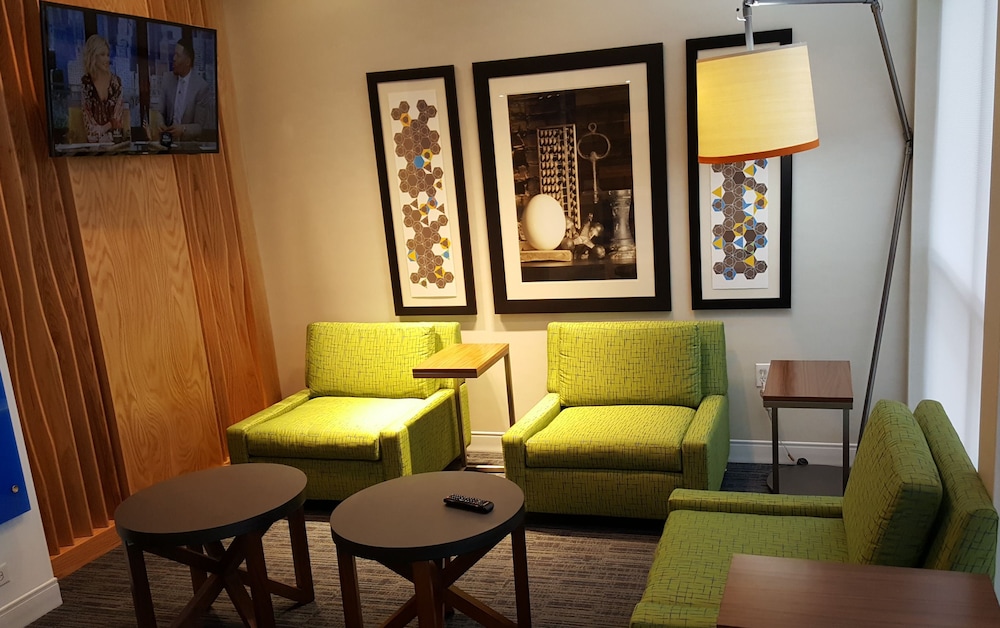 Holiday Inn Express Suites Toledo West 39/54
