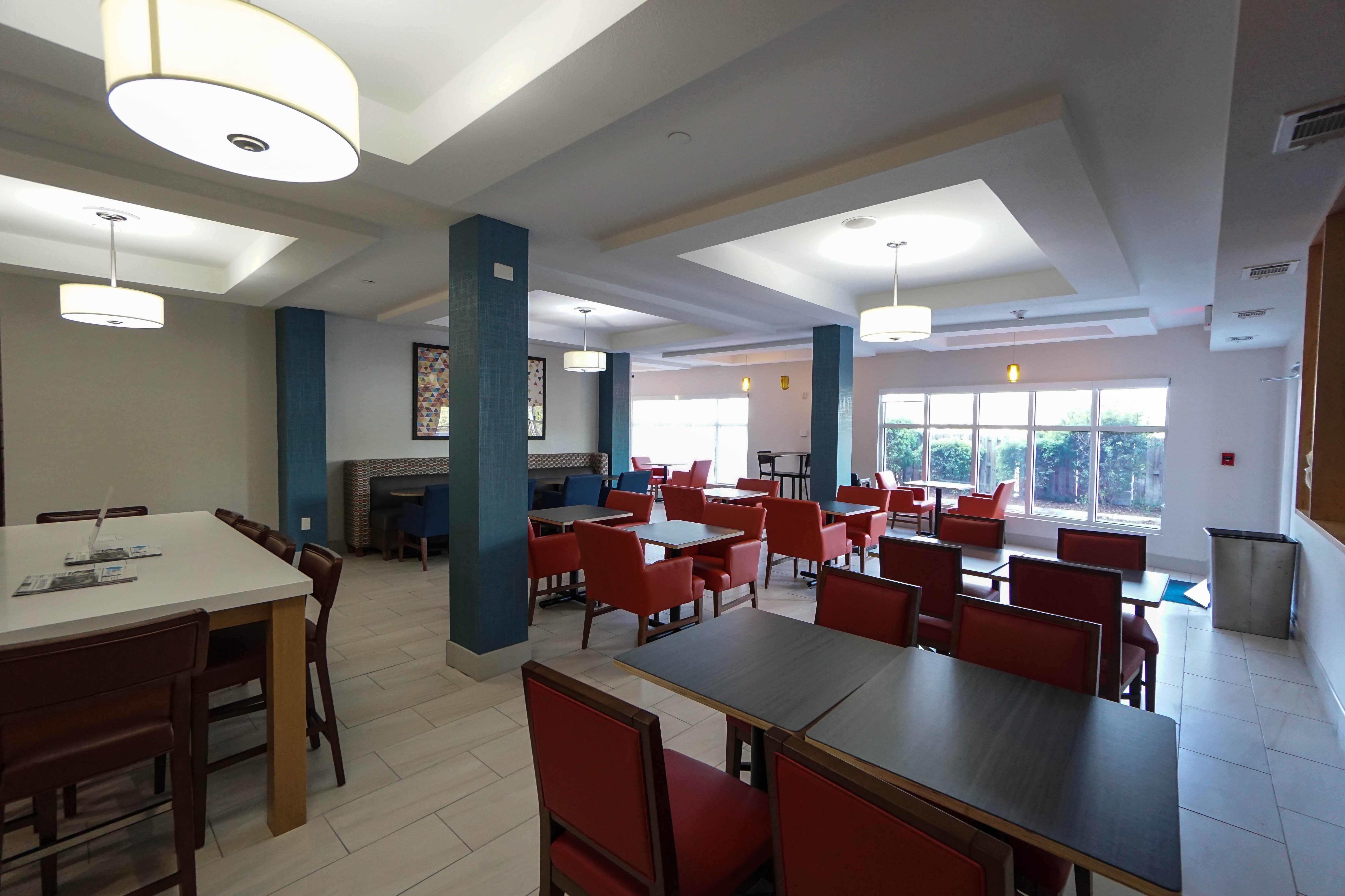 Holiday Inn Express Hotel Suites Savannah Midtown 45/81