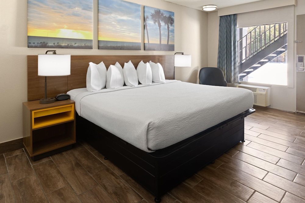 Days Inn by Wyndham Hardeeville Near Hilton Head 11/50