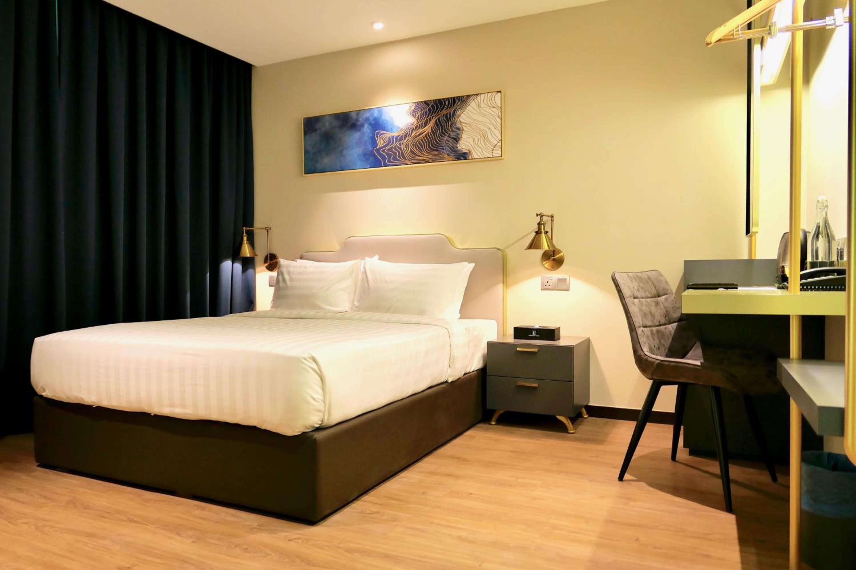 Master, Queen Bed