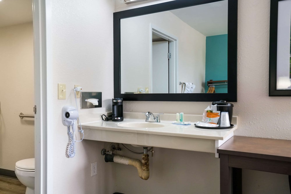 Quality Inn Greenville Near University 27/37