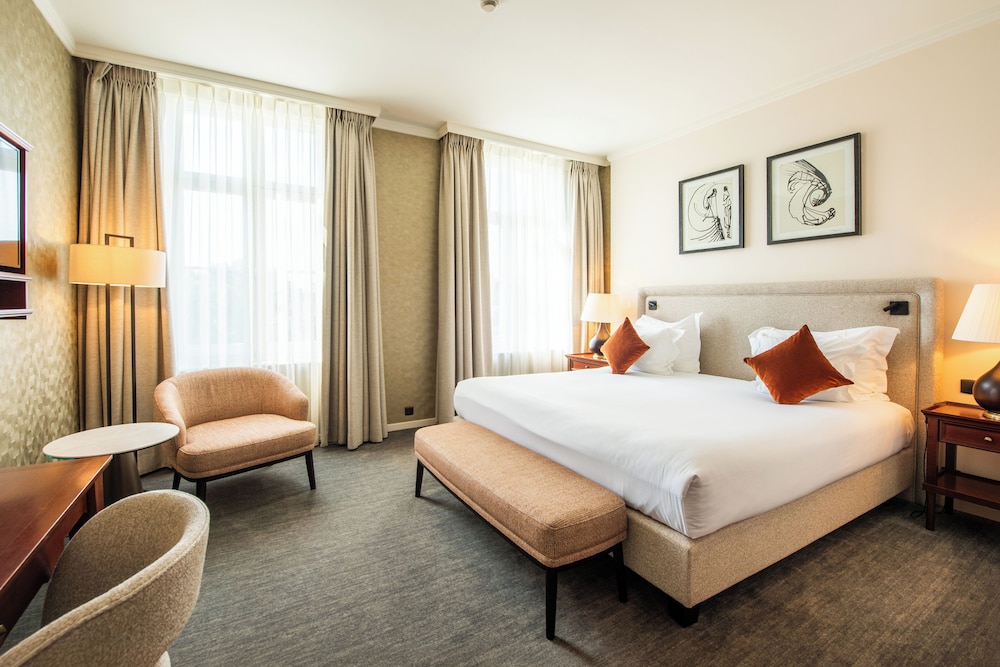 DELUXE, DOUBLE OR TWIN BED