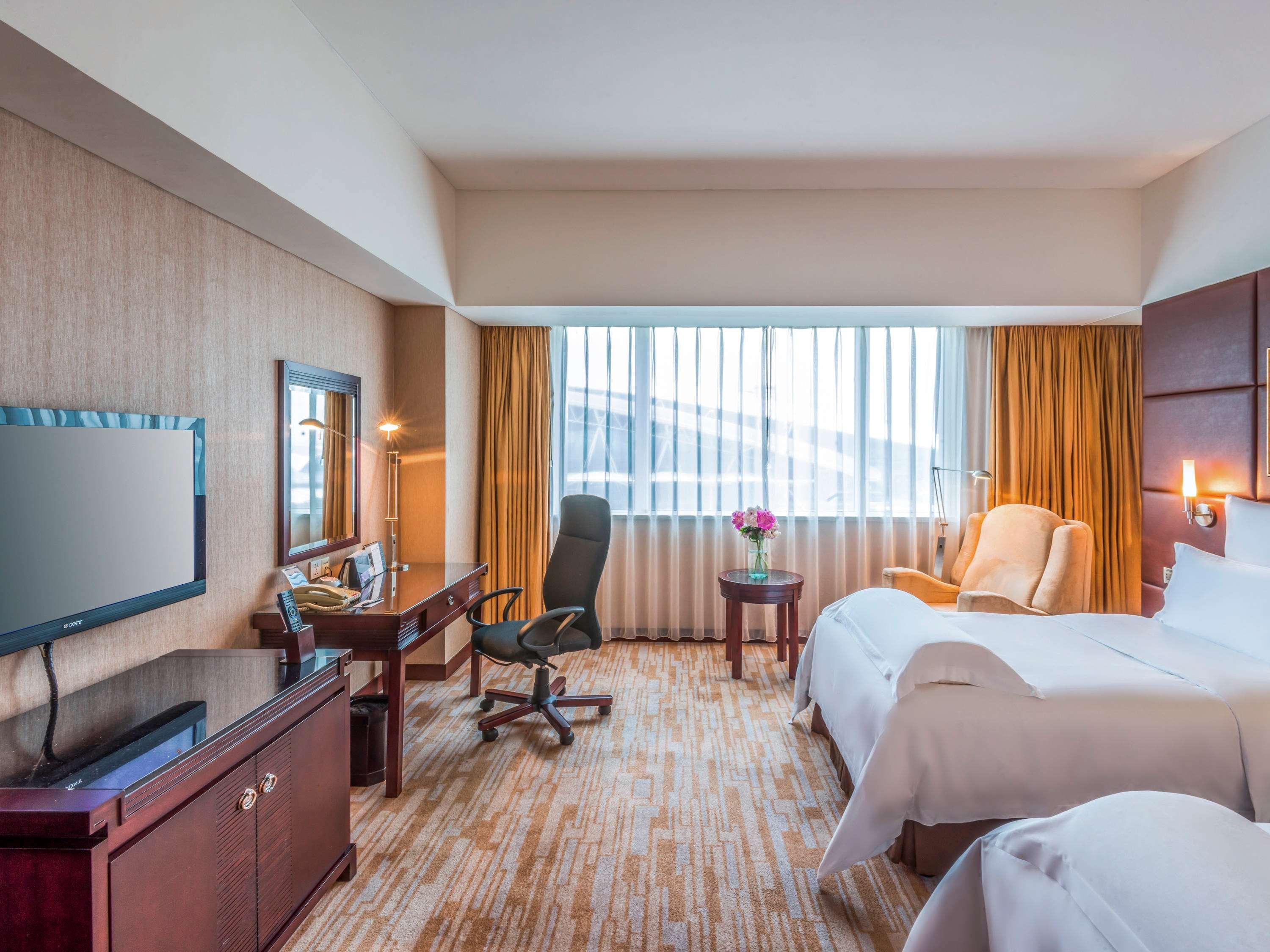 DELUXE, TWIN BEDS, AIRPORT VIEW